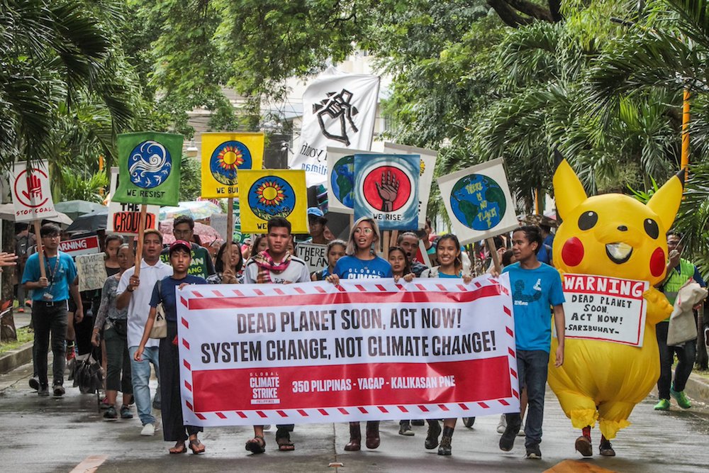 Students leading 600 youth, professionals, and community leaders to form a human earth banner during a week-long global climate youth strike